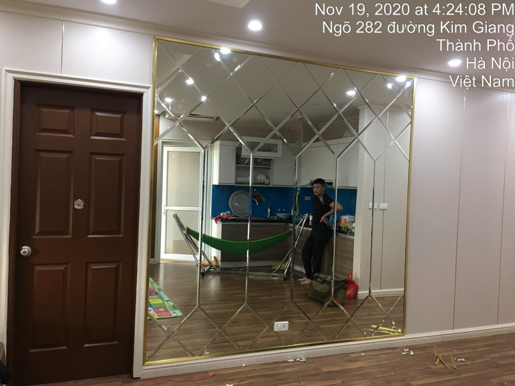 Có nên đặt gương cạnh cửa ra vào?